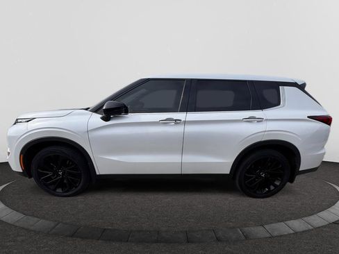 Used 2023 Mitsubishi Outlander SE Black Edition image 3