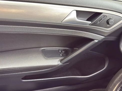 Used 2015 Volkswagen Golf S image 22