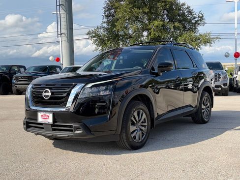 Used 2025 Nissan Pathfinder SV FWD image 7