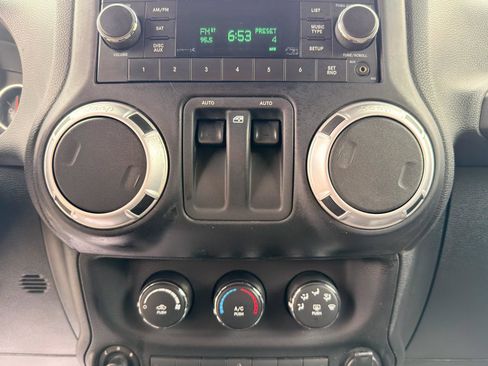 Used 2012 Jeep Wrangler Sahara w/ Connectivity Group AWD/4WD image 13