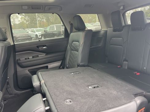 Used 2024 Nissan Pathfinder Platinum w/ Black Appearance Package image 13