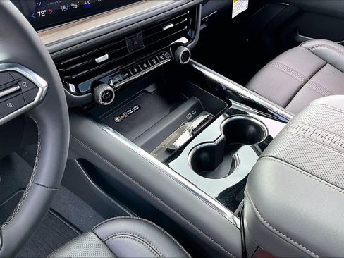 New 2026 Chevrolet Suburban High Country image 8