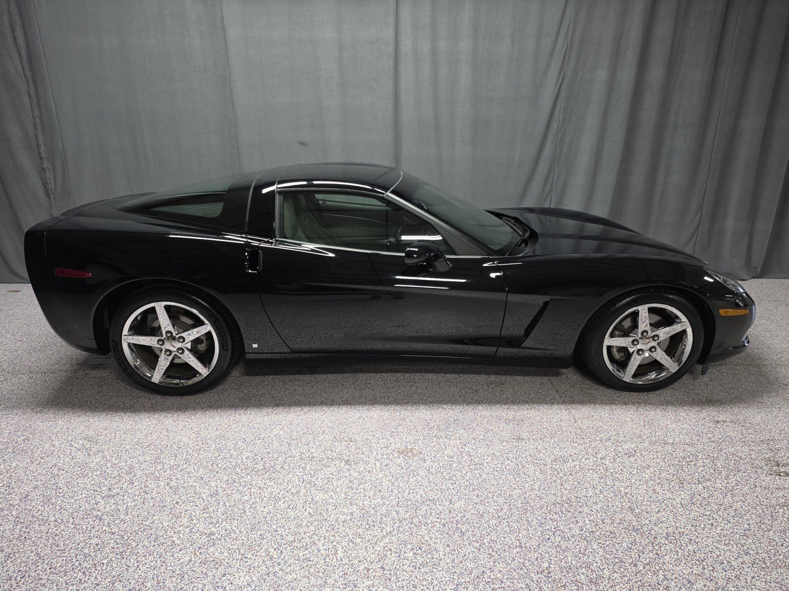 Used 2007 Chevrolet Corvette Coupe w/ Preferred Equipment Group RWD image 3