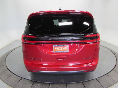 Used 2025 Chrysler Pacifica Limited FWD image 6