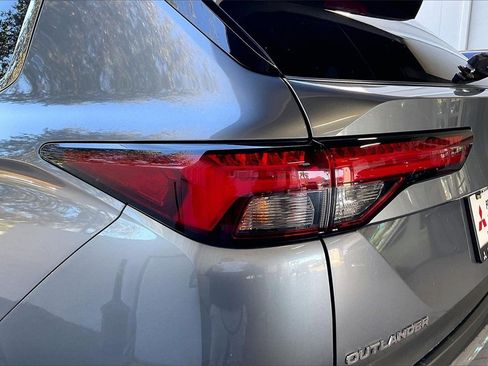 Used 2024 Mitsubishi Outlander SE image 18