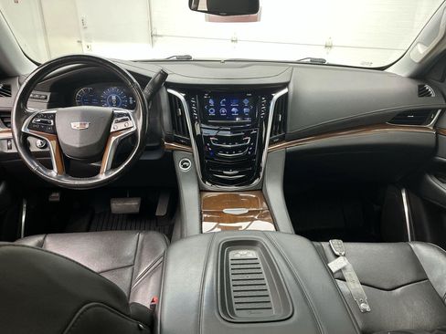 Used 2019 Cadillac Escalade Luxury AWD/4WD image 4