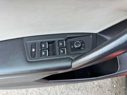 Used 2019 Volkswagen Tiguan SE FWD image 13