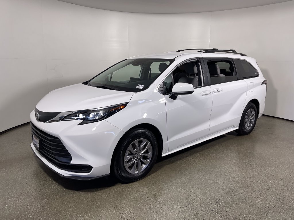 Certified 2026 Toyota Sienna LE FWD image 7