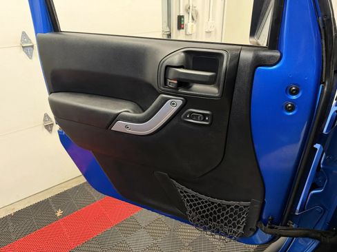 Used 2015 Jeep Wrangler Unlimited Sahara w/ Max Tow Package AWD/4WD image 29