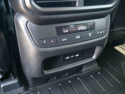 Used 2025 Honda Pilot Touring image 17