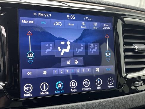 Used 2019 Chrysler Pacifica Touring-L FWD image 19