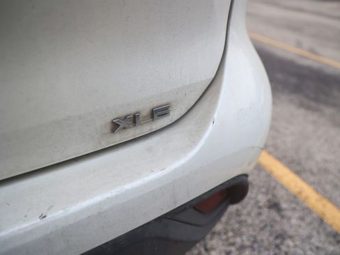 Used 2021 Toyota Highlander XLE FWD image 11