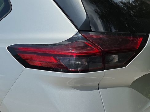 Used 2024 Nissan Rogue S AWD/4WD image 10