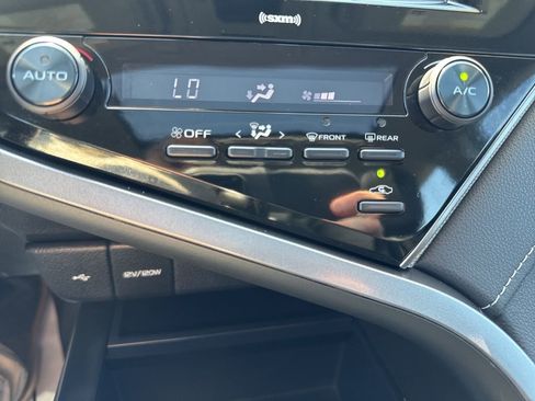 Used 2020 Toyota Camry SE image 27