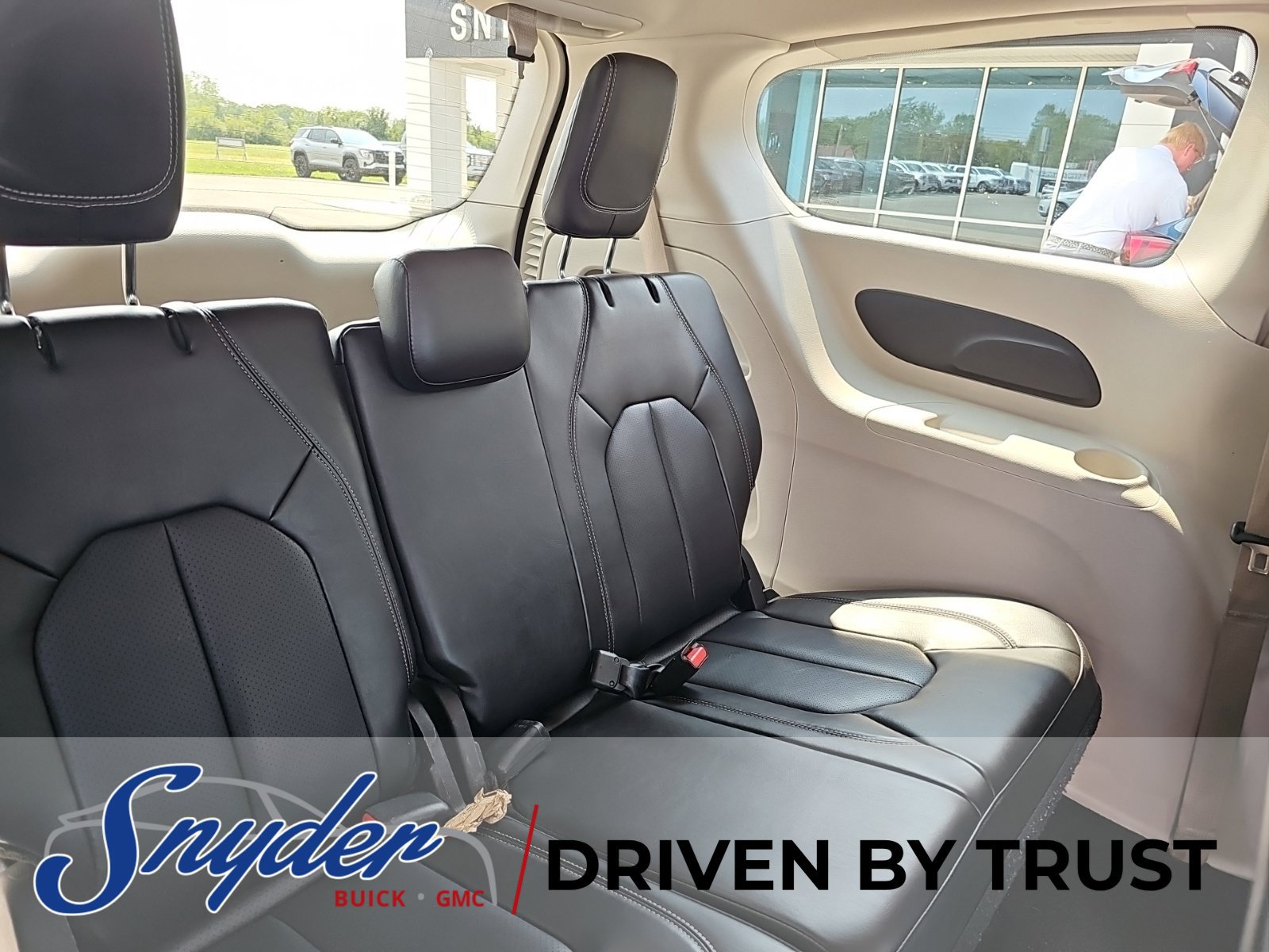 Used 2023 Chrysler Pacifica Touring-L FWD image 16