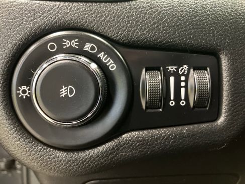 Used 2020 Jeep Cherokee Latitude Plus w/ Cold Weather Group image 13