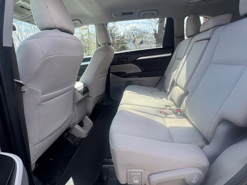 Used 2019 Toyota Highlander LE FWD image 12
