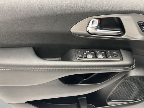 Used 2025 Chrysler Pacifica Select FWD image 12