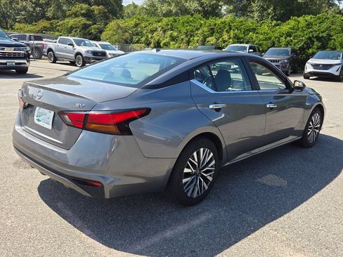 Used 2024 Nissan Altima 2.5 SV FWD image 10