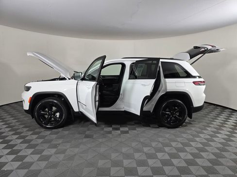 New 2025 Jeep Grand Cherokee Limited w/ Black Appearance Package image 16