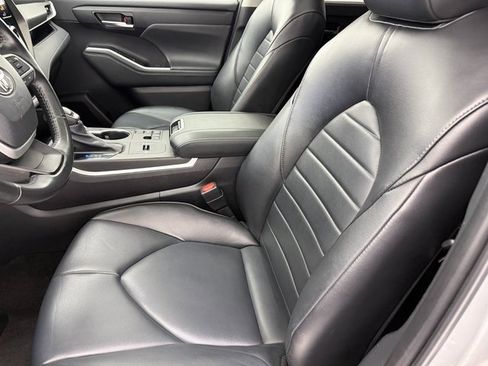 Used 2023 Toyota Highlander XLE image 26