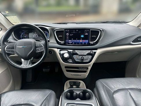 Used 2021 Chrysler Pacifica Touring-L FWD image 5