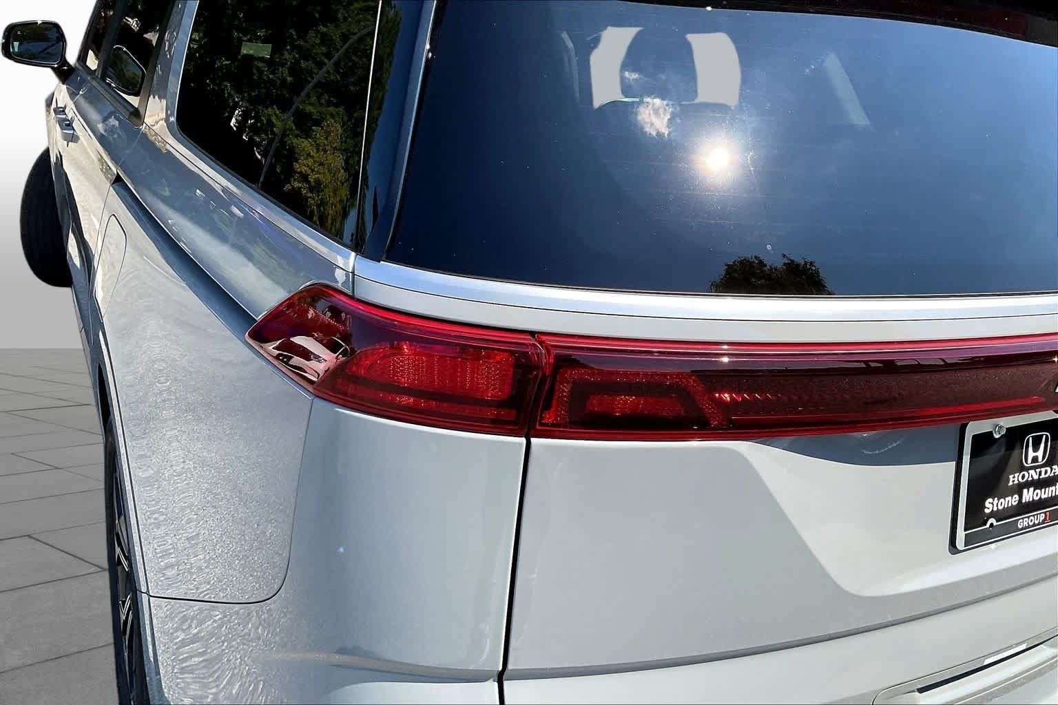 Used 2024 Kia Carnival EX FWD image 28