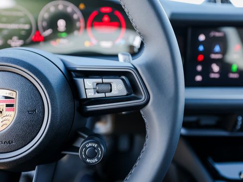 New 2025 Porsche Cayenne E-Hybrid image 16