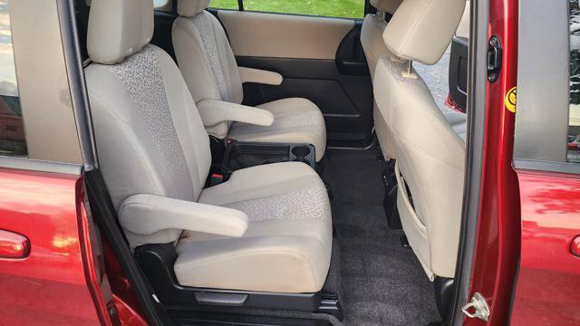 Used 2012 MAZDA MAZDA5 Touring w/ Moonroof & Audio Pkg FWD image 16
