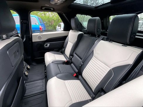 Used 2023 Land Rover Discovery Metropolitan Edition image 21