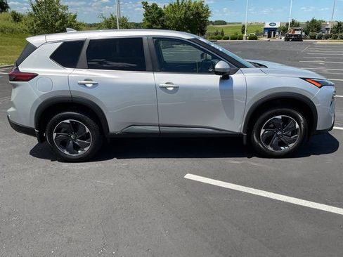 Used 2025 Nissan Rogue SV AWD/4WD image 2