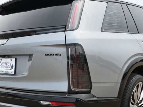 Certified 2026 Cadillac Vistiq Premium Luxury w/ LPO, Floor Liner Package AWD/4WD image 23