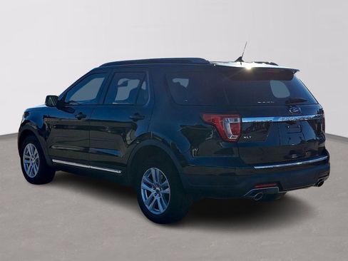 Used 2018 Ford Explorer XLT w/ Equipment Group 202A image 4