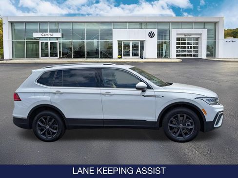 Certified 2022 Volkswagen Tiguan SE w/ Panoramic Sunroof Package AWD/4WD image 9