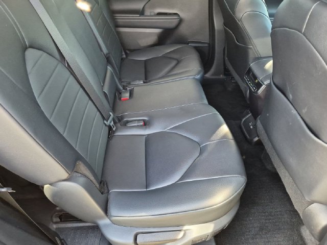 Used 2024 Toyota Highlander XLE AWD/4WD image 29