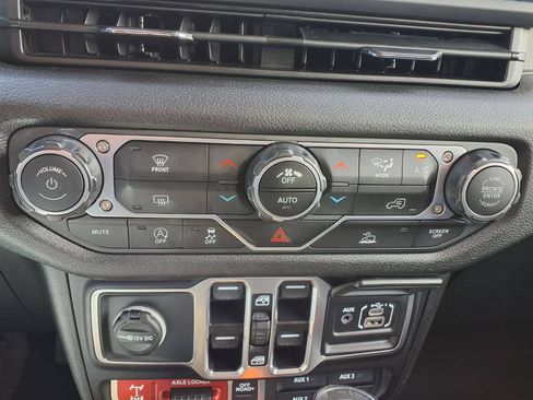Used 2025 Jeep Gladiator Sport AWD/4WD image 24
