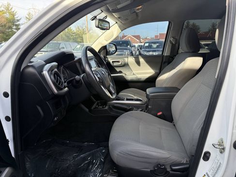 Used 2017 Toyota Tacoma SR5 w/ Exterior Package AWD/4WD image 15