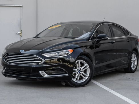 Used 2018 Ford Fusion SE w/ Fusion SE Technology Package FWD image 6