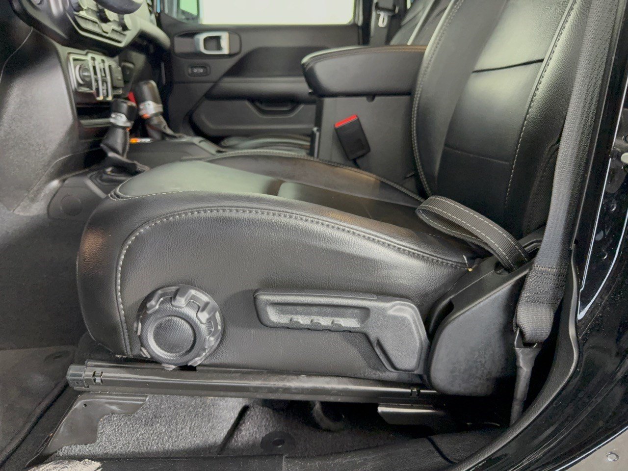 Used 2022 Jeep Wrangler Unlimited Sahara w/ LED Lighting Group AWD/4WD image 16