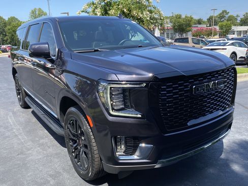 Used 2023 GMC Yukon XL SLT w/ SLT Premium Package AWD/4WD image 8