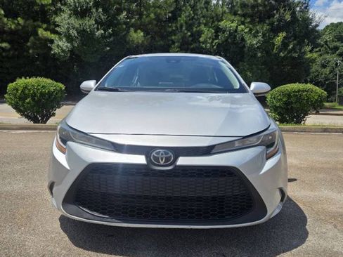 Used 2021 Toyota Corolla LE FWD image 2
