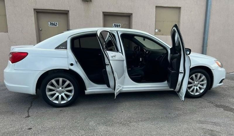 Used 2011 Chrysler 200 Touring FWD image 15
