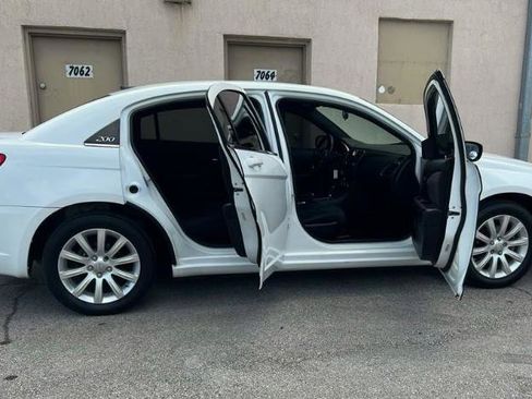 Used 2011 Chrysler 200 Touring FWD image 15