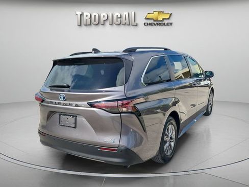 Used 2023 Toyota Sienna XLE image 3