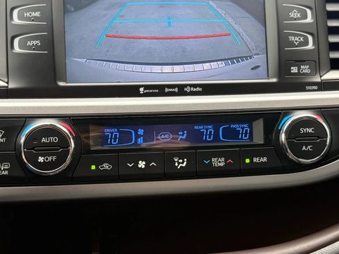 Used 2019 Toyota Highlander XLE image 21