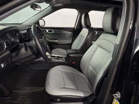 Used 2021 Ford Explorer XLT w/ Equipment Group 202A AWD/4WD image 14