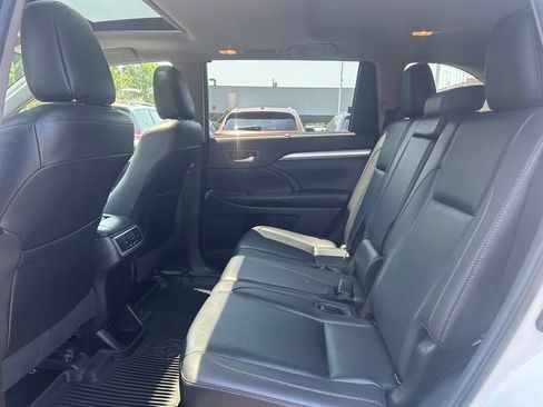 Used 2019 Toyota Highlander XLE AWD/4WD image 15