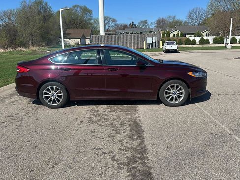 Used 2017 Ford Fusion SE image 2