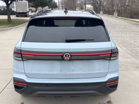 Certified 2025 Volkswagen Taos SE image 9