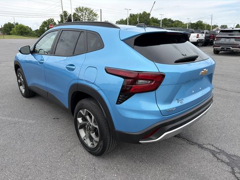 Used 2025 Chevrolet Trax LT FWD image 6